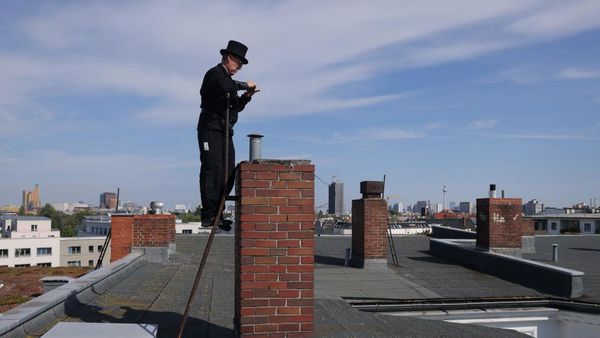 Sibuknya Norbert Skrobek, Pembersih Cerobong Asap Saat Panen Orderan