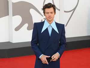 Candaan Harry Styles di Konsernya soal Ludahi Chris Pine