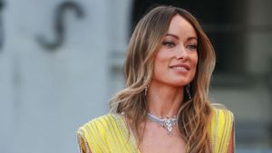 Olivia Wilde Jalan Sendiri di Karpet Merah Tanpa Harry Styles
