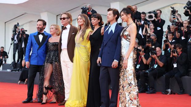 VENICE, ITALY - SEPTEMBER 05: Nick Kroll, Florence Pugh, Chris Pine, Olivia Wilde, Sydney Chandler, Harry Styles and Gemma Chan attend the 