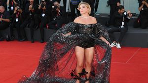 Florence Pugh Anggun dengan Gaun Gemerlap-Transparan