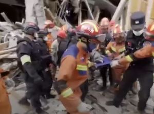 46 Orang Tewas, Begini Momen Evakuasi Korban Gempa M 6,8 di China