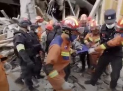 46 Orang Tewas, Begini Momen Evakuasi Korban Gempa M 6,8 di China