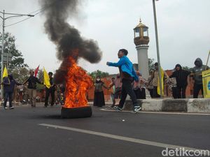 Aksi Mahasiswa Majalengka Tolak Harga BBM Naik: Tutup Jalan-Bakar Ban Aksi Mahasiswa Majalengka Tolak Harga BBM Naik: Tutup Jalan-Bakar Ban