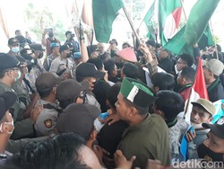 Demo Protes Kenaikan BBM di Sukoharjo Diwarnai Aksi Saling Dorong