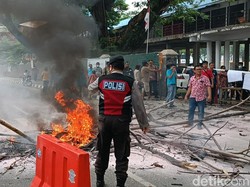 Pedagang Buku Lapangan Merdeka Medan Protes, Bakar Ban-Ranting Pohon