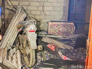 Anak di Banyuwangi Bakar Rumah Orang Tuanya Sendiri Anak di Banyuwangi Bakar Rumah Orang Tuanya Sendiri