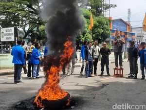 2 Anggota DPRD Mamuju Ikut Orasi Tolak Kenaikan Harga BBM di Demo Mahasiswa