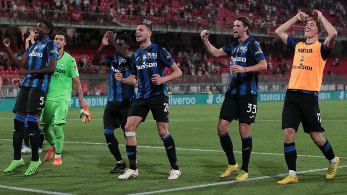 MONZA, ITALY - SEPTEMBER 05: Atalanta players celebrate victory at the end of the Serie A match between AC Monza and Atalanta BC at Stadio Brianteo on September 05, 2022 in Monza, Italy. (Photo by Emilio Andreoli/Getty Images)