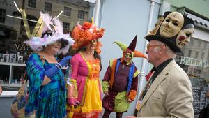 Beragam Topi Unik Meriahkan Festival di Inggris
