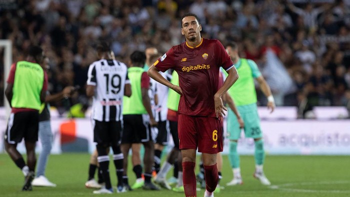 UDINE, ITALY - SEPTEMBER 04: Chris Smalling of AS Roma looks dejected during the Serie A match between Udinese Calcio and AS Roma at Dacia Arena on September 04, 2022 in Udine, Italy. (Photo by Emmanuele Ciancaglini/Getty Images)