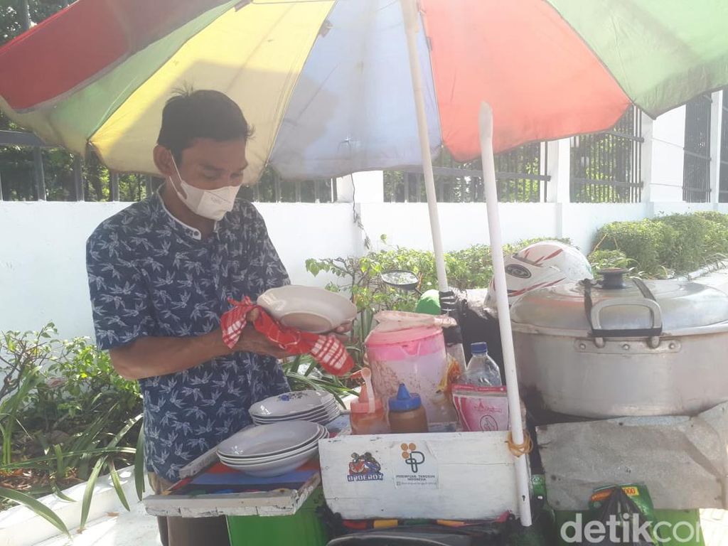 Ada Demo BBM Naik di DPR, Pedagang Siomai Laris Manis Bawa Duit Rp 400.000