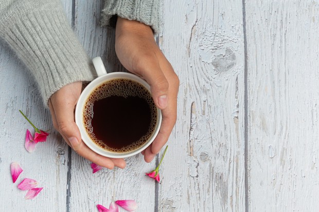 Dampak positif mengonsumsi kafein mampu membuat mata lebih terjaga dan mengurangi stres.