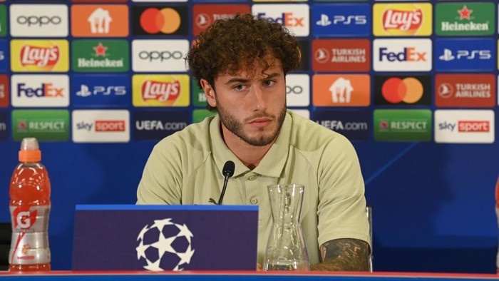 SALZBURG, AUSTRIA - SEPTEMBER 05: Davide Calabria of AC Milan speaks with the media during press conference at Red Bull Arena on September 05, 2022 in Salzburg, Austria. (Photo by Claudio Villa/AC Milan via Getty Images)