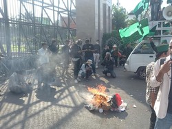 Demo BBM di DPR, Massa Mahasiswa Bakar Sampah hingga Emak-emak Orasi