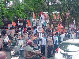 Buruh Geruduk DPRD Sulsel Kesal Tidak Ditemui Legislator: Kerjanya Tidur Ji