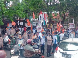 Buruh Geruduk DPRD Sulsel Kesal Tidak Ditemui Legislator: Kerjanya Tidur Ji