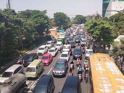 Ahmad Yani Surabaya Diblokade Buruh Tolak Kenaikan BBM, Lalu Lintas Macet