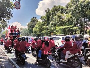 Massa Buruh-Mahasiswa Bergerak ke Pusat Kota Surabaya