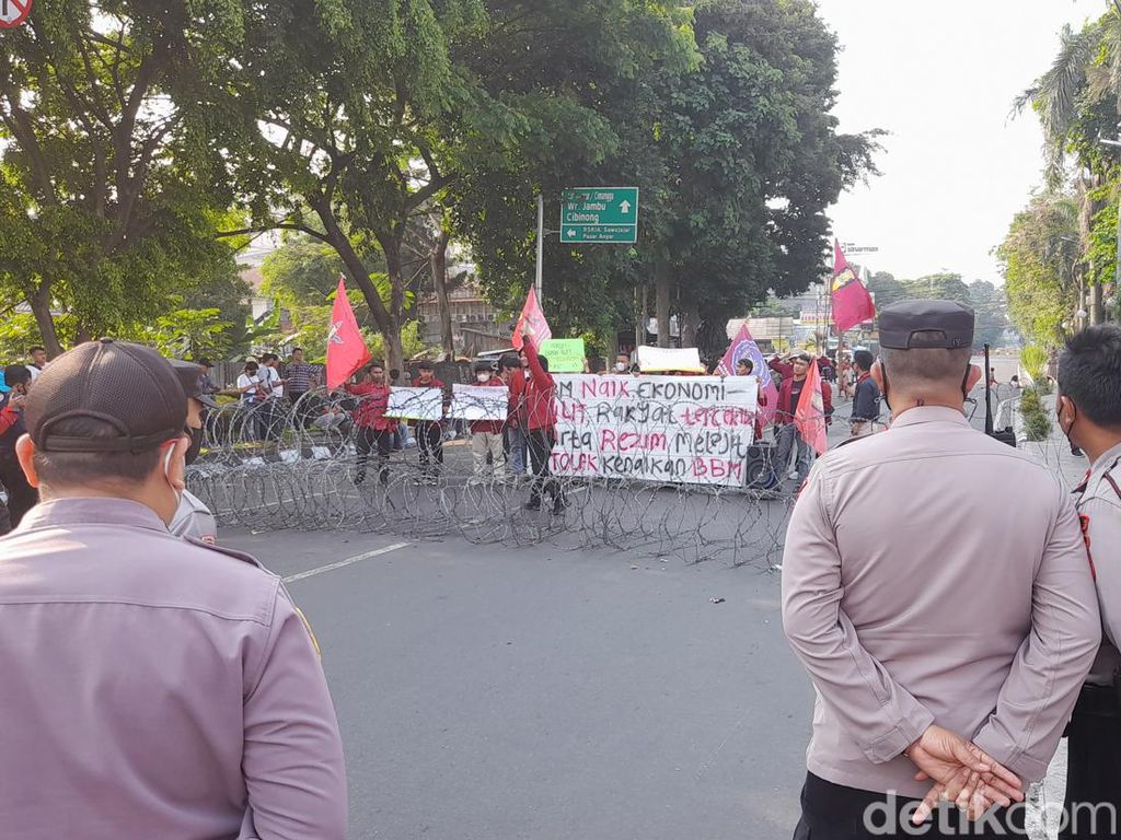 Mahasiswa Demo BBM di Dekat Istana Bogor, Polisi Pasang Kawat Berduri