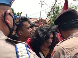 Aksi Tolak Harga BBM Naik, Mahasiswa Sukabumi Saling Dorong dengan Polisi