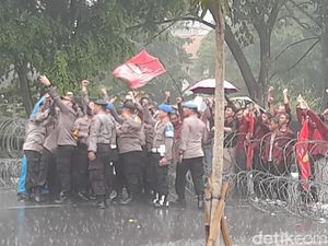 Massa Demo BBM Dekat Istana Bogor Bubar, Sempat Selfie Bareng Polisi