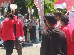 GMNI Pasuruan Tolak Kenaikan Harga BBM di Depan Kantor Dewan