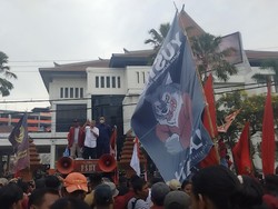 Ketua DPRD Jatim Temui Mahasiswa yang Tolak Kenaikan BBM