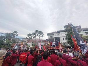 Sederet Aksi Buruh-Mahasiswa Jatim Tolak BBM Naik, Bakar Ban hingga Rusak Pagar Sederet Aksi Buruh-Mahasiswa Jatim Tolak BBM Naik, Bakar Ban hingga Rusak Pagar