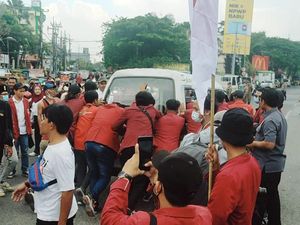 Aksi Teatrikal Mahasiswa Tolak BBM Naik Diwarnai Dorong Angkot Mogok