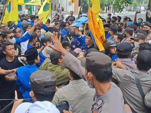 Demo Mahasiswa Tolak Kenaikan Harga BBM di Jombang Ricuh