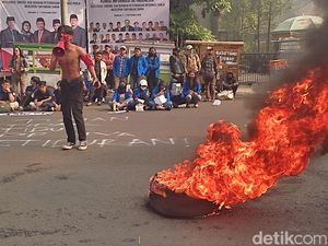 Bakar Ban Depan DPRD Jabar, Mahasiswa Bandung: Jokowi Gagal! Bakar Ban Depan DPRD Jabar, Mahasiswa Bandung: Jokowi Gagal!