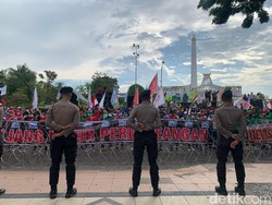 Buruh Demo di Kantor Gubernur: Naik-naik, BBM Naik, Banyak Rakyat Menjerit