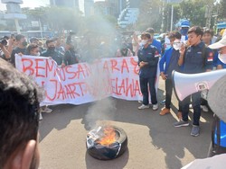 Demo Tolak Harga BBM Naik, Massa BEM Nusantara Bakar Ban di Jakpus