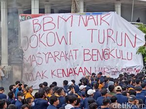 Polisi Bebaskan 8 Demonstran Tolak Kenaikan Harga BBM di Bengkulu Polisi Bebaskan 8 Demonstran Tolak Kenaikan Harga BBM di Bengkulu