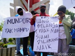 Demo Harga BBM Naik di Bone, Massa Bikin Tulisan Nyeleneh Sindir Pemerintah