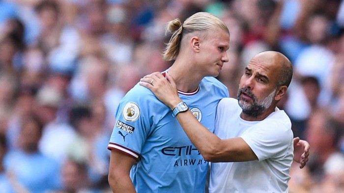 Manchester Citys Spanish manager Pep Guardiola (R) congratulates Manchester Citys Norwegian striker Erling Haaland as he leaves the pitch during the English Premier League football match between Manchester City and Bournemouth at the Etihad Stadium in Manchester, north west England, on August 13, 2022. - RESTRICTED TO EDITORIAL USE. No use with unauthorized audio, video, data, fixture lists, club/league logos or live services. Online in-match use limited to 120 images. An additional 40 images may be used in extra time. No video emulation. Social media in-match use limited to 120 images. An additional 40 images may be used in extra time. No use in betting publications, games or single club/league/player publications. (Photo by Oli SCARFF / AFP) / RESTRICTED TO EDITORIAL USE. No use with unauthorized audio, video, data, fixture lists, club/league logos or live services. Online in-match use limited to 120 images. An additional 40 images may be used in extra time. No video emulation. Social media in-match use limited to 120 images. An additional 40 images may be used in extra time. No use in betting publications, games or single club/league/player publications. / RESTRICTED TO EDITORIAL USE. No use with unauthorized audio, video, data, fixture lists, club/league logos or live services. Online in-match use limited to 120 images. An additional 40 images may be used in extra time. No video emulation. Social media in-match use limited to 120 images. An additional 40 images may be used in extra time. No use in betting publications, games or single club/league/player publications. (Photo by OLI SCARFF/AFP via Getty Images)