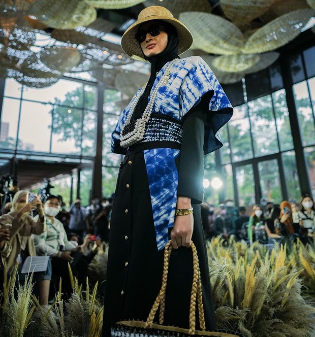 Foto: instagram.com/indonesianow_theshows Koleksi Vivi Zubedi untuk NYFW 2023/