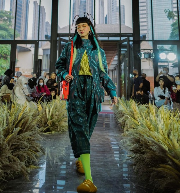 Foto: instagram.com/indonesianow_theshows Koleksi Priyo Oktavianto untuk NYFW SS 2023/