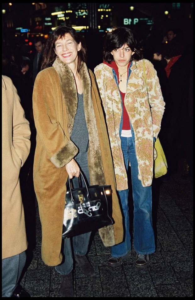 Jane Birkin (kiri) memakai fur coat/