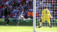 Leandro Trossard dari Brighton & Hove Albion mencetak gol ketiga saat pertandingan Liga Premier antara Brighton & Hove Albion dan Leicester City di American Express Community Stadium, Brighton, Inggris, Minggu (4/9/2022). (Ryan Pierse/Getty Images)