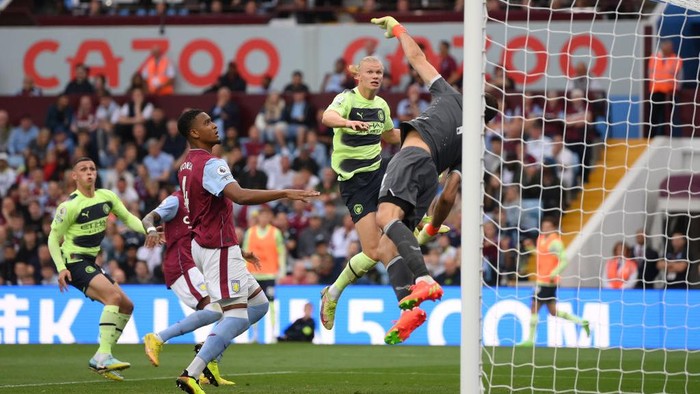 BIRMINGHAM, ENGLAND - SEPTEMBER 03: Erling Haaland of Manchester City celebrates with teammates after scoring their teams first goal during the Premier League match between Aston Villa and Manchester City at Villa Park on September 03, 2022 in Birmingham, England. (Photo by Shaun Botterill/Getty Images)