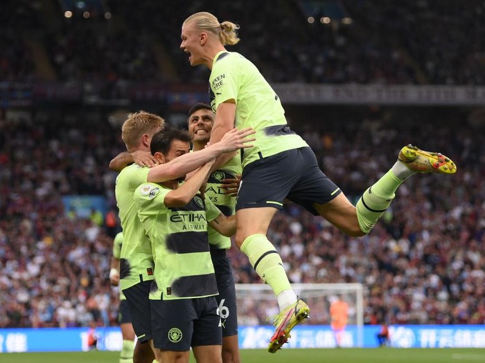 BIRMINGHAM, ENGLAND - SEPTEMBER 03: Erling Haaland of Manchester City celebrates with teammates after scoring their team's first goal during the Premier League match between Aston Villa and Manchester City at Villa Park on September 03, 2022 in Birmingham, England. (Photo by Shaun Botterill/Getty Images)
