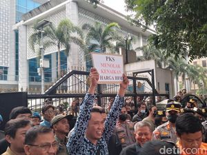 Temui Massa Aksi, Fraksi PKS Angkat Kertas Berisi Penolakan Kenaikan BBM