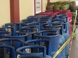 Polisi Bongkar Gudang Pengoplos Gas Subsidi Berkedok Rumah Makan di Bogor Polisi Bongkar Gudang Pengoplos Gas Subsidi Berkedok Rumah Makan di Bogor