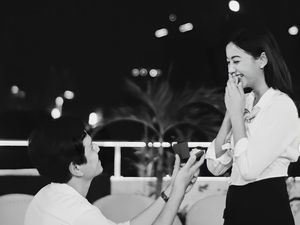 8 Foto Lamaran Romantis Rendi Jhon yang Buat Glenca Chysara Nangis Terharu