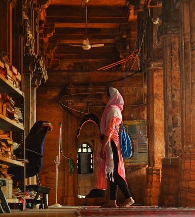 Ilustrasi: salah satu strategi efektif untuk solo traveling ke India sebagai perempuan adalah berpakaian sopan/ Foto: Shubham Nagralawala