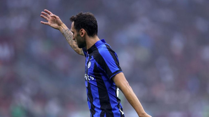 MILAN, ITALY - SEPTEMBER 03: Hakan Calhanoglu of FC Internazionale gestures during the Serie A match between AC Milan and FC Internazionale at Stadio Giuseppe Meazza on September 3, 2022 in Milan, Italy. (Photo by Sportinfoto/DeFodi Images via Getty Images)