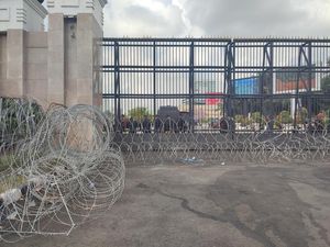 Jelang Demo Tolak BBM Naik, Kawat Berduri Dipasang di Depan Gedung DPR