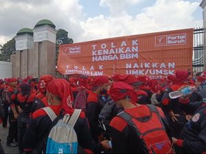 Jeritan Buruh di Depan DPR, Upah Tak Naik 3 Tahun tapi BBM Naik!